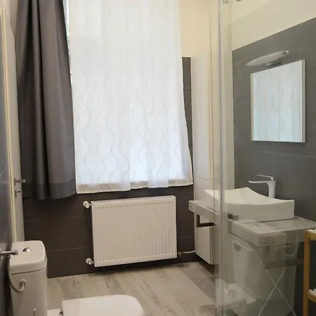 Kiraly Art Apartment *